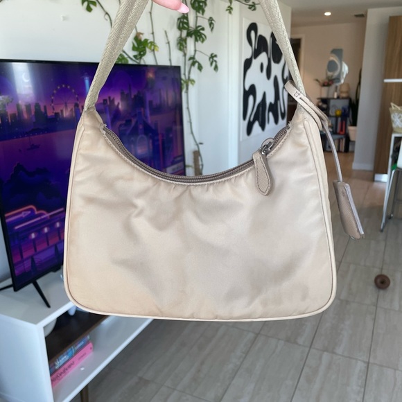 Prada re edition 2000 in cameo beige - Picture 11 of 13